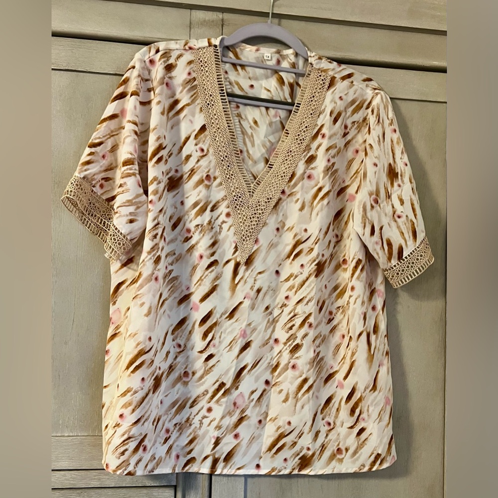Women’s animal print silky top.  Size 1X.   V-neck.